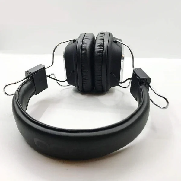اگر به دنبال یک هدفون با کارایی متفاوت و رنگ‌های شاد هستید ما به شما هدفون SODO SD-1003 را با کارایی هدفون‌بلوتوث پیشنهاد می‌کنیم. سری sd ساخت کمپانی خوشنام SODO با محصولاتی منحصر به فرد هستند. هدفونSODO sd-1003 یک هدفون با صدایی باکیفیت همراه با بیس بسیار قوی است چرم مصنوعی لطیف و ابر نرم بکار رفته در پدها، به راحتی بیشتر هدفون روی گوش منجر شده و در استفاده بلندمدت به هیچ عنوان گوشتان را خسته و آزرده نخواهد کرد. این هدفون دارای بلوتوث نسخه 5.0 بوده و به آسانی با دستگاه مورد نظرتان و با هر سیستم عاملی اتصال برقرار می‌کند. هدفون SODO sd-1003 علاوه بر دارا بودن بلوتوث، دارای قابلیت‌ها و روش‌های اتصال متعدد دیگری از جمله کابلAux ، کارت حافظه می باشد و با میکروفون HD روی خود می‌توان از آن برای پاسخگویی به مکالمات نیز در حالت هدفون استفاده کرد. کنترل موسیقی، ولوم و تغییر حالت پخش توسط دکمه های بکار رفته بر روی گوشی چپ هدفون بلوتوث سودو مدلsd-1003 مقدور است. این هدفون با رنگ‌های متنوع، نیاز طیف وسیعی از مصرف‌کننده‌های خود را برطرف خواهد کرد.